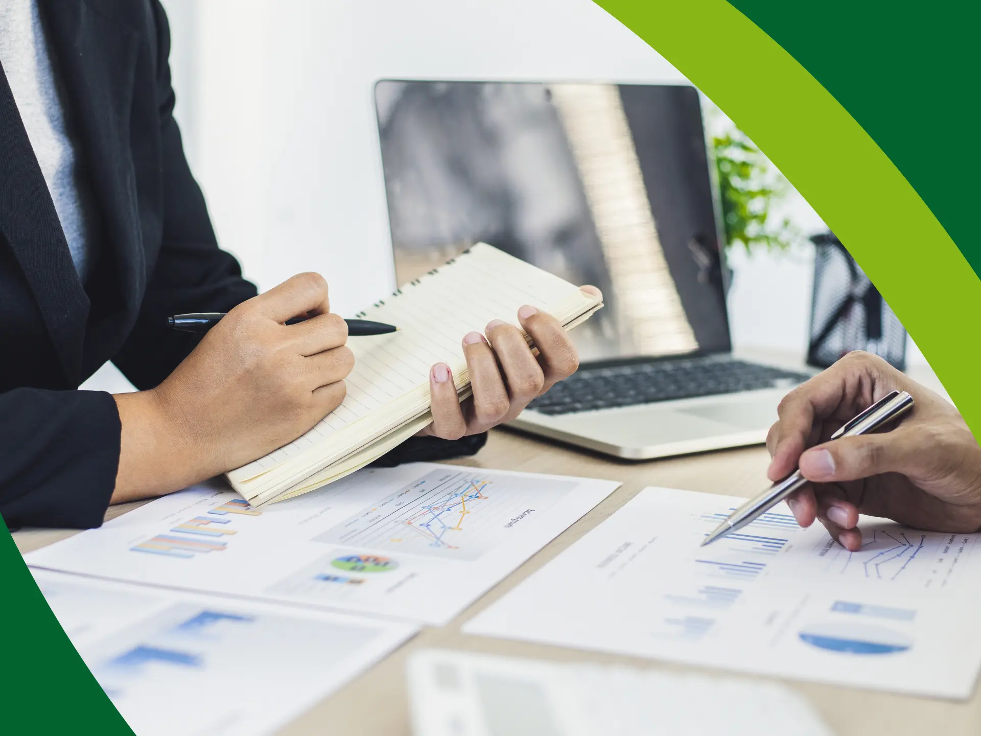 To personer undersøger el og forbrug